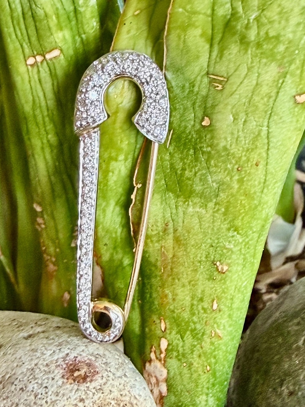 14 karat gold and diamond pin